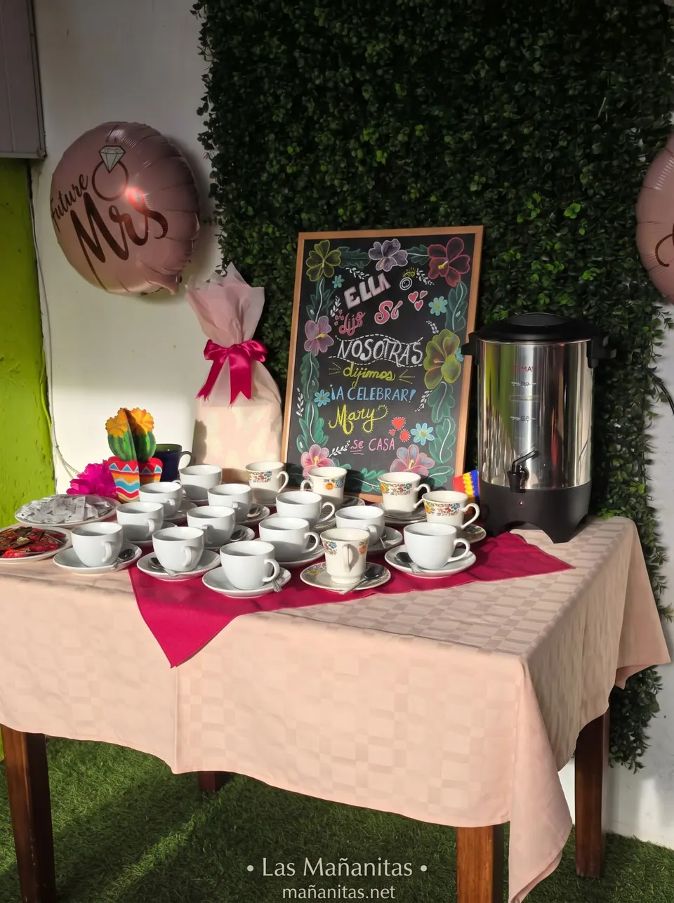 Pizarra pintada a mano junto a la mesa de café en una celebración