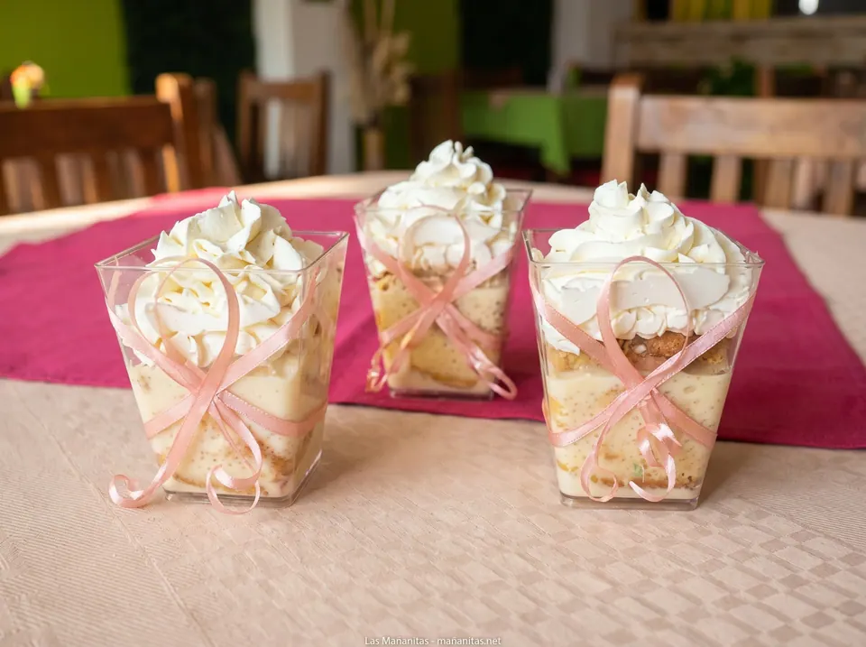 Vasitos de postre con crema batida y lazos rosados