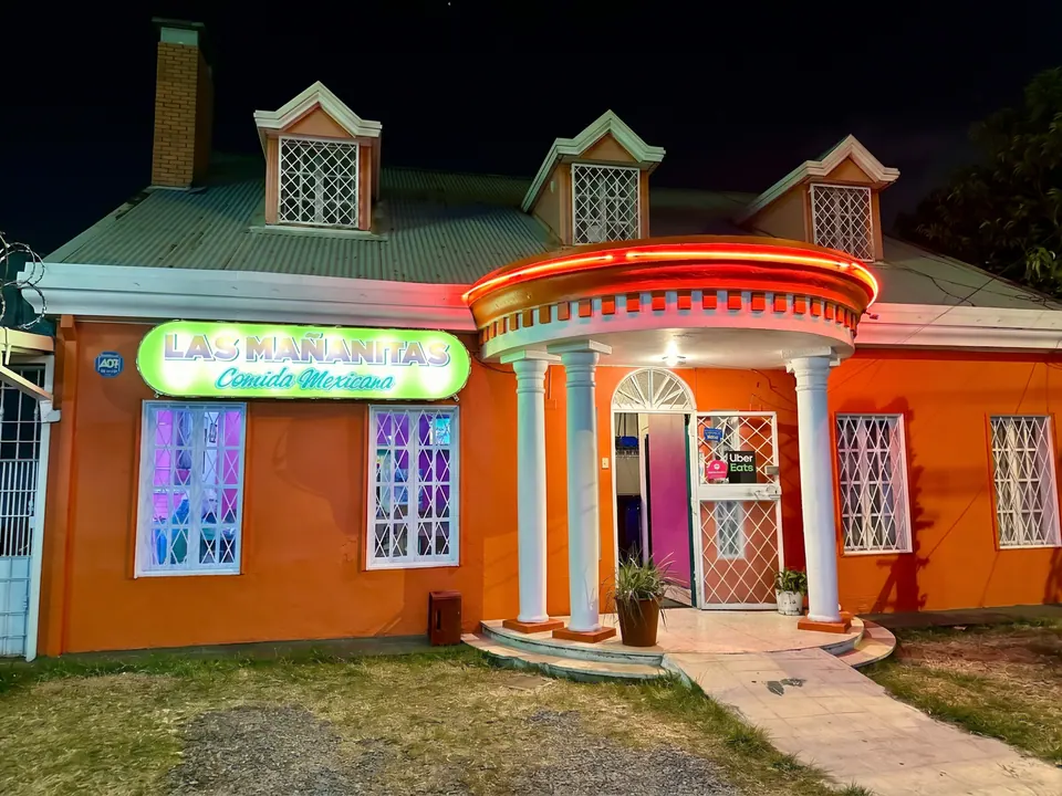 Fachada de Las Mañanitas de noche